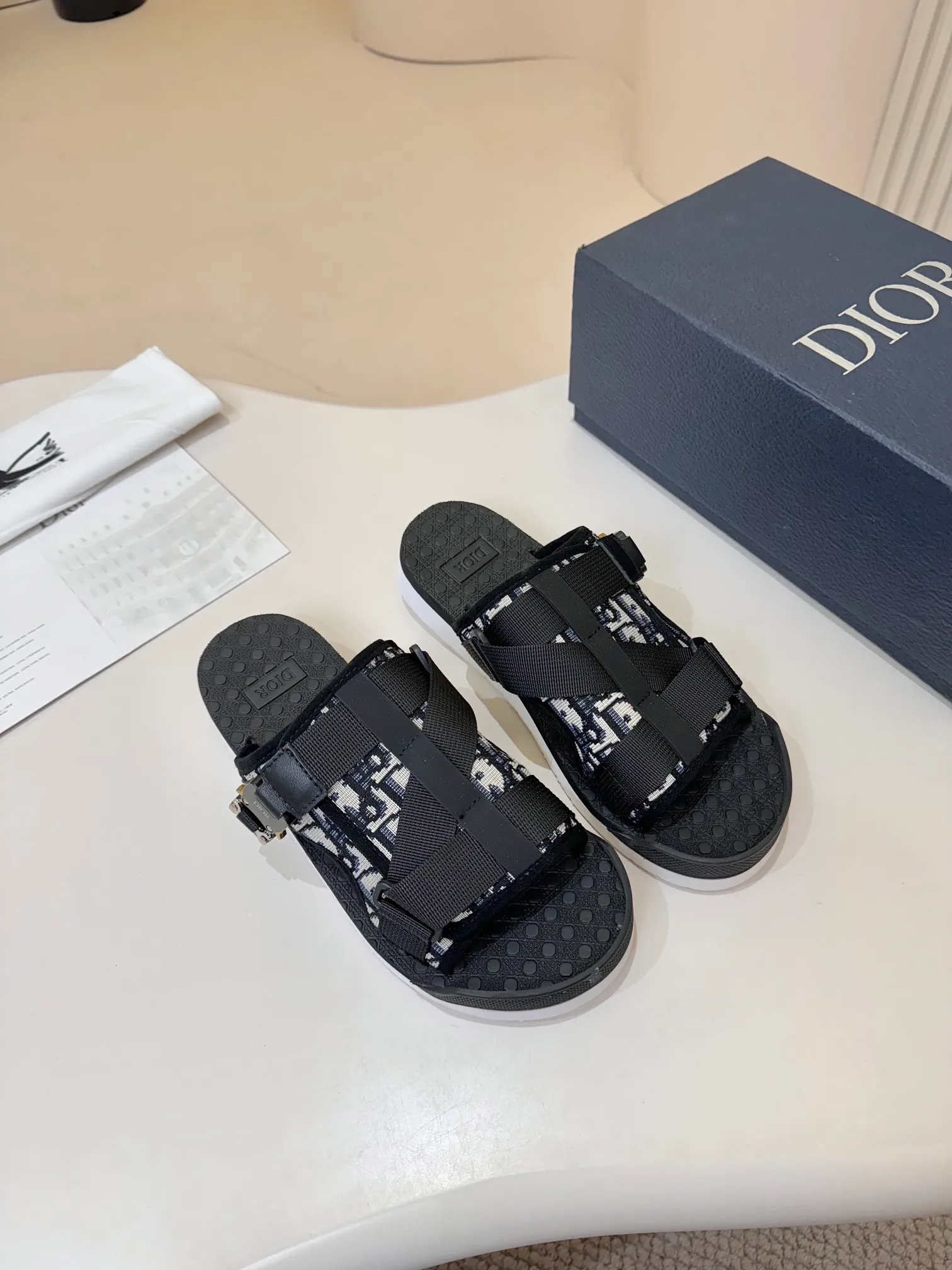 [Dior] P: 340💰 -Size: 38-46 Dior Dior D’s classic men’s slippers, high-end boutique, original material, pure cotton printed canvas upper, fine workmanship, super soft sole, casual, loose and comfortable, a must-have in summer!